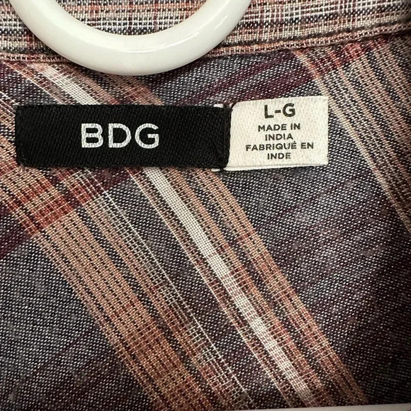 Urban Outfittera BDG women’s Melanie tie front button down shirt. Size large - Picture 4 of 5